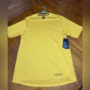 New OAKLEY HydroLix Berm Training Running Dri Fit Shirt Size Large MSRP $60